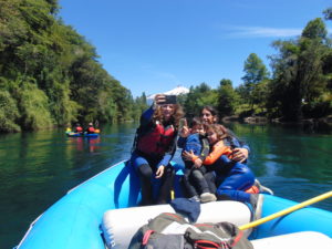 Radeau familial sur la rivière Liucura.