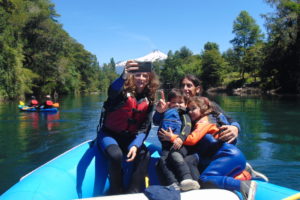 Balsa con familia en el río