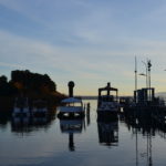 Barcos en lago y atardecer