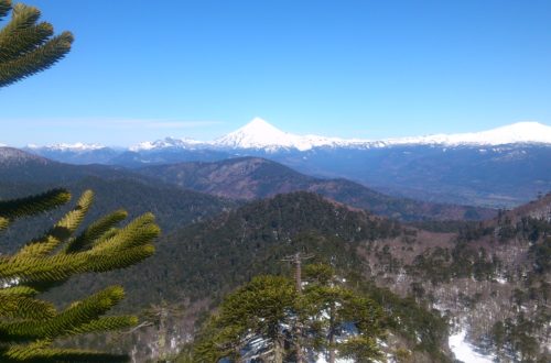 Vista sobre volcanes, montañas y araucarías