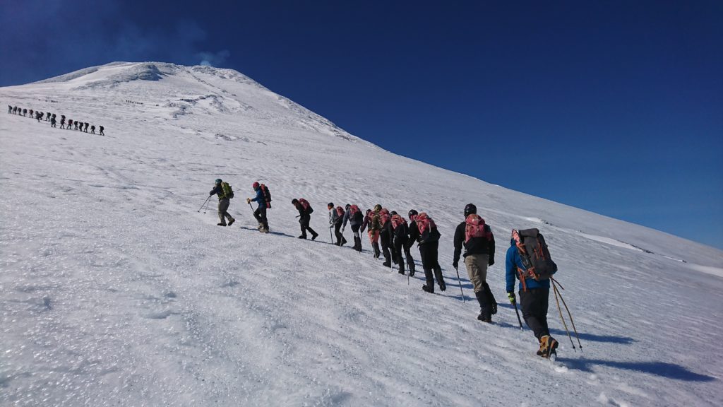 Un grupo de turistas subiendo al Volcán Villarrica