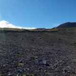 Terreno volcánico con volcán villarrica de fondo