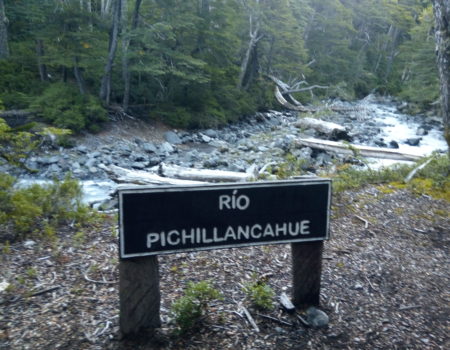 Río Pichillancahue, proveniente del deshielo del glaciar del mismo nombre