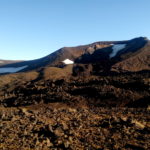 Cráter y escorial de lava en la ladera Este del volcán Quetrupillan