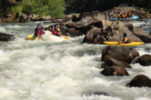 Grupo de personas en una balsa de rafting bajando el río