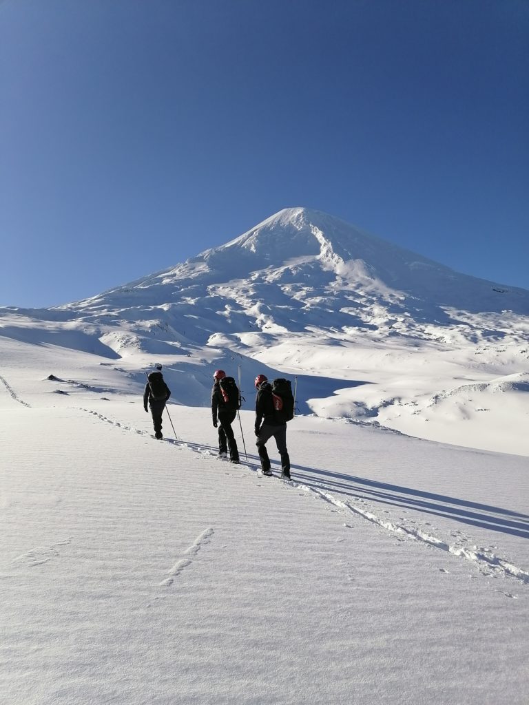 Ascenso al volcan Llaima, 3125msnm, en invierno.