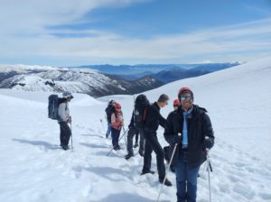 Volcan Quetrupillan en invierno con grupo de turistas - Ermitaño Expediciones