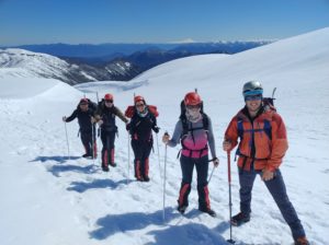 Ascenso al volcan Quetrupillan con grupo de turistas