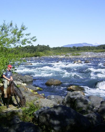 Canallos a orilla del río