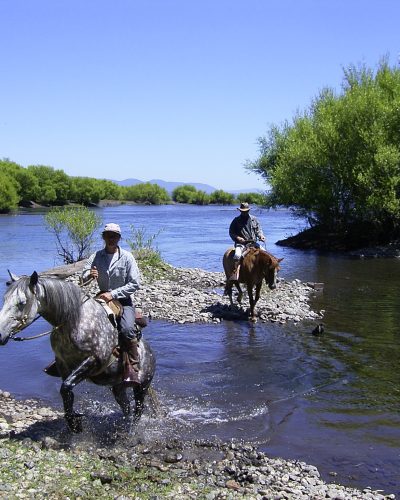 Caballos cruzando un río