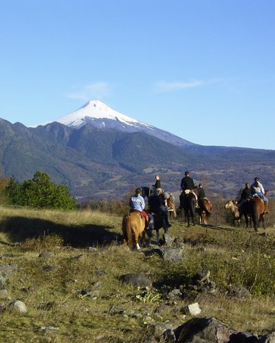 Caballos y vista al Volcán Villarrica