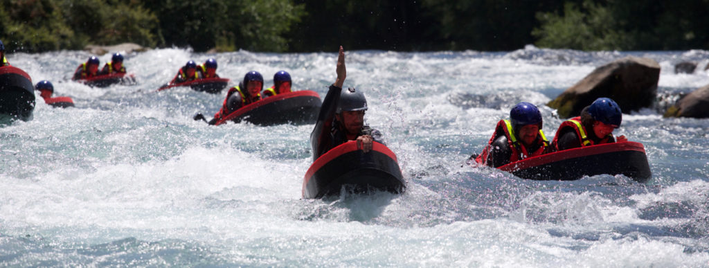 Persona en tabla flotable en el rio Trancura