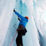 Persona escalando en hielo
